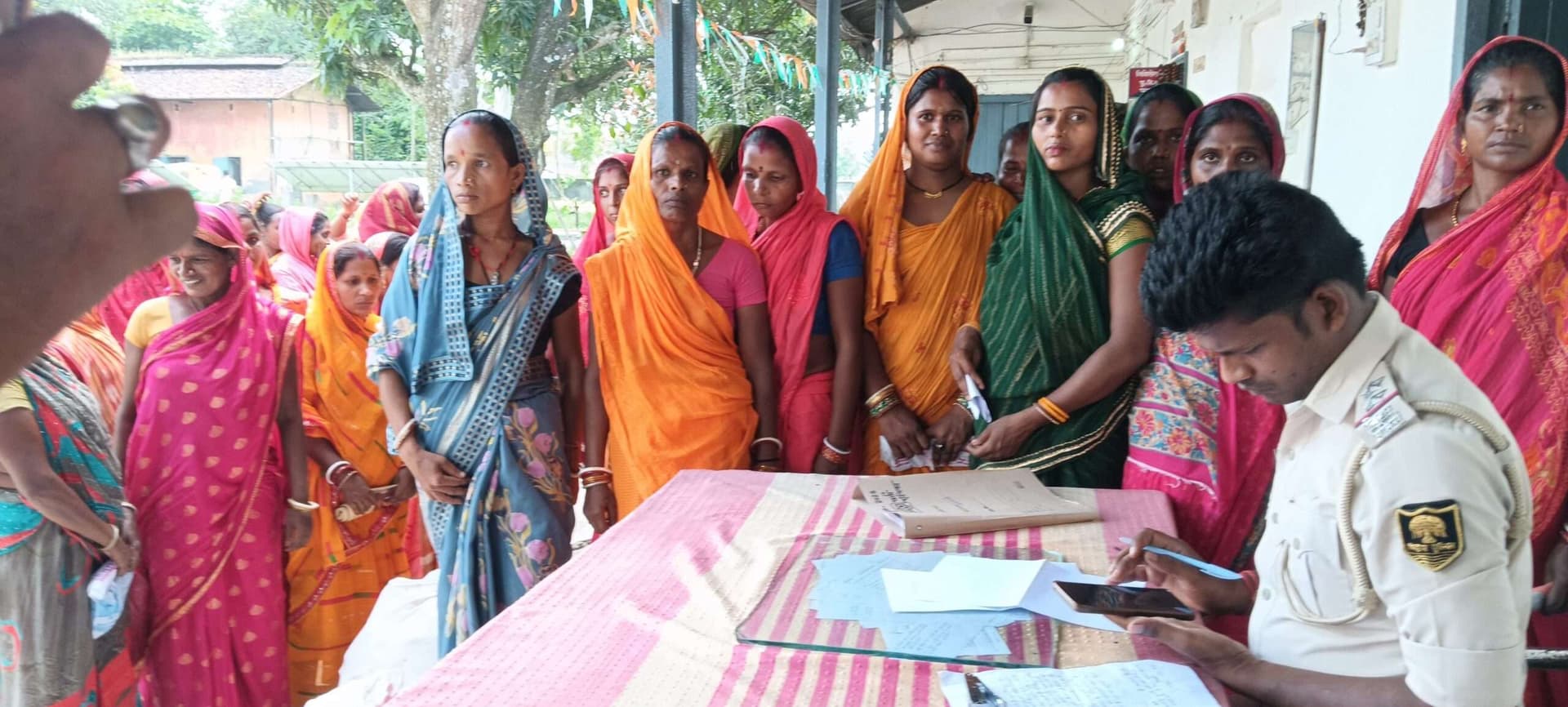 जीविका दीदियों ने ग्रुप सीएम व भीइओ के विरुद्ध थाने में दिया आवेदन