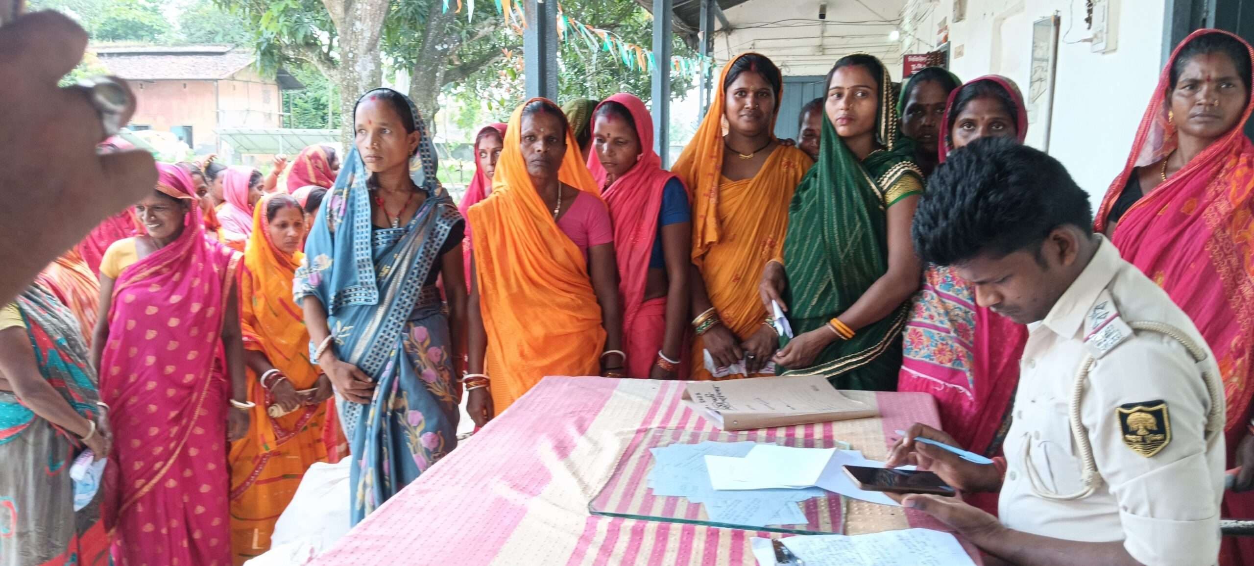 जीविका दीदियों ने ग्रुप सीएम व भीइओ के विरुद्ध थाने में दिया आवेदन