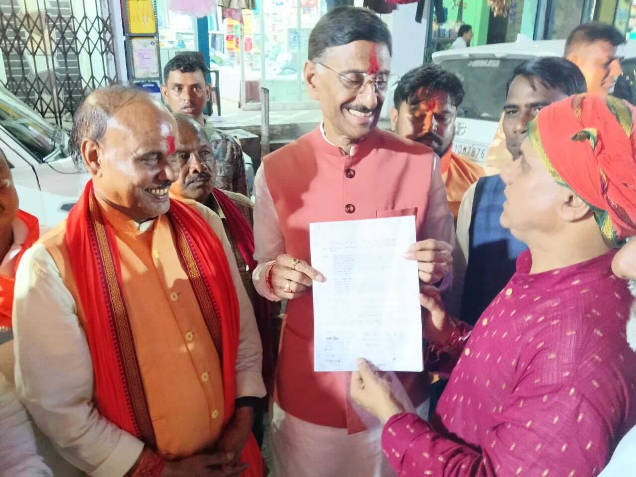 ज्ञापन सौंप राय स्टेशन पर एक्सप्रेस ट्रेनों के ठहराव की मांग