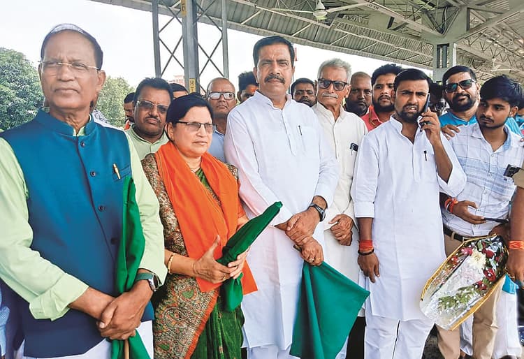 Gopalganj News : थावे जंक्शन पर जब आती दिखी अमृत भारत ट्रेन, तो जिलावासियों के सपनों ने भरी उड़ान