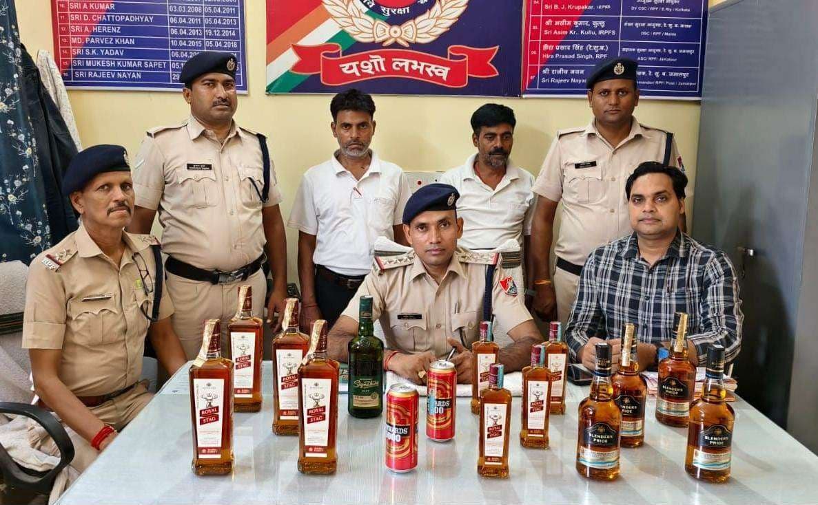 हावड़ा-जमालपुर सुपर एक्सप्रेस के एसी कोच में शराब तस्करी, दो कोच अटेंडेंट गिरफ्तार