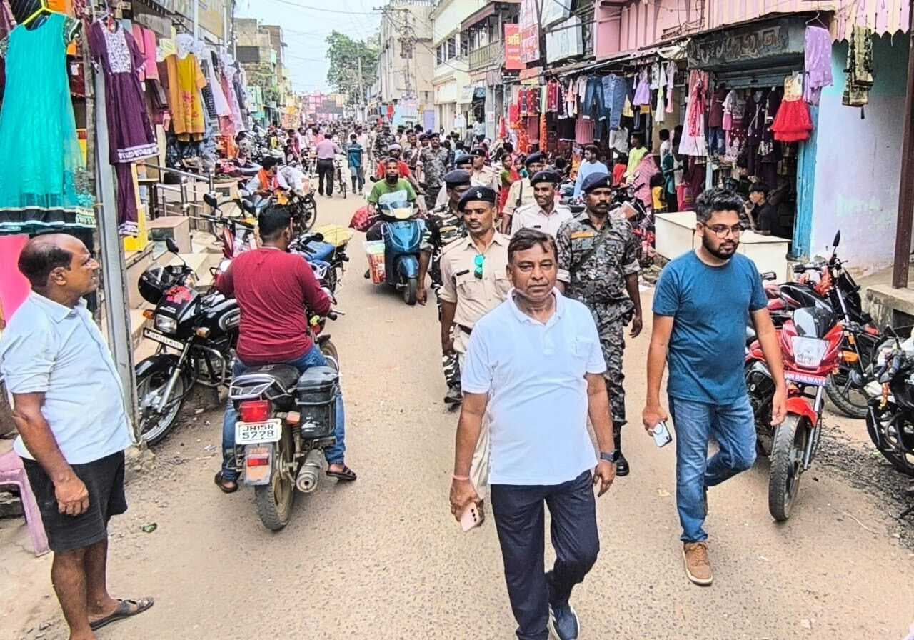 दुर्गा पूजा को लेकर मधुपुर में पुलिस ने किया फ्लैग मार्च