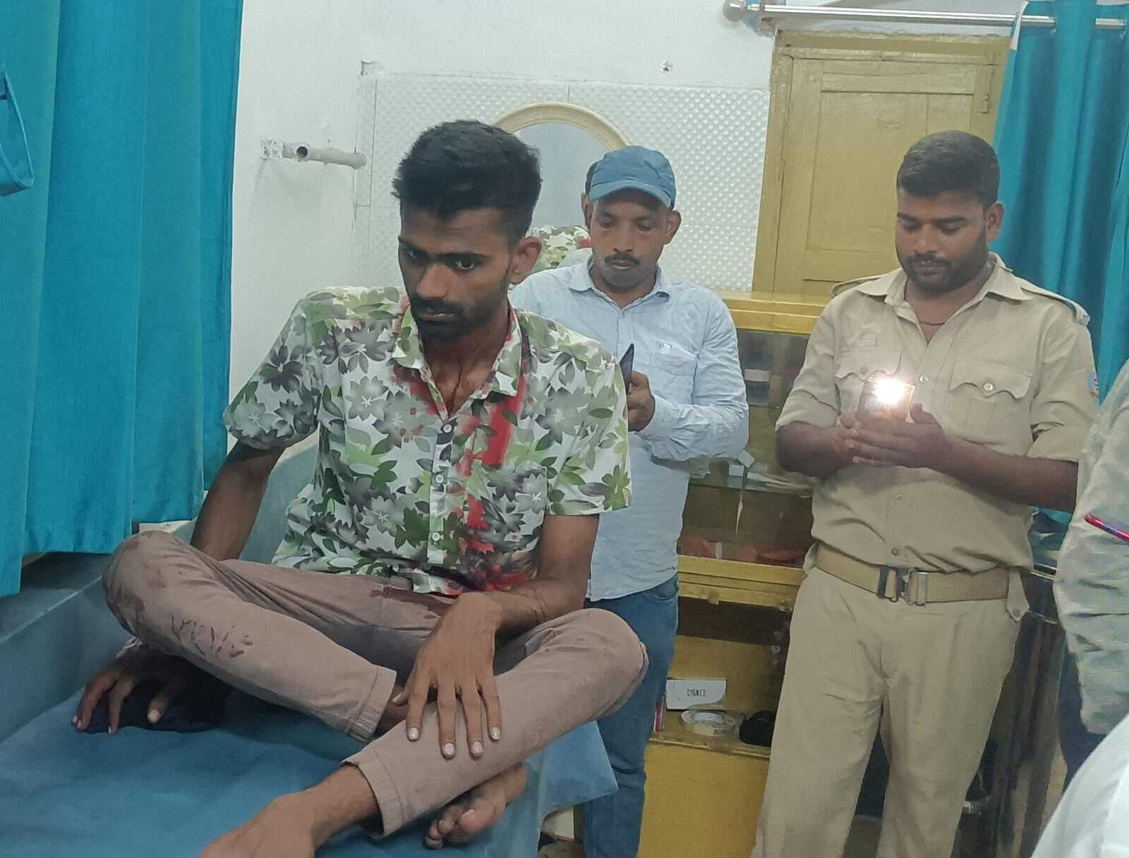 मोबाइल चोर को पकड़ने के लिए ट्रेन से कूदा यात्री, घायल