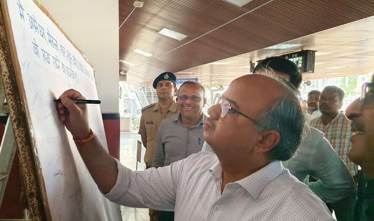 Bokaro News : स्वच्छता के महत्व को जन-जन तक पहुंचाना है : डीआरएम