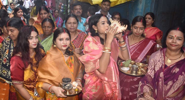 Bokaro News : शंख ध्वनि से महिलाओं ने किया मां का स्वागत, लगे जयकारे