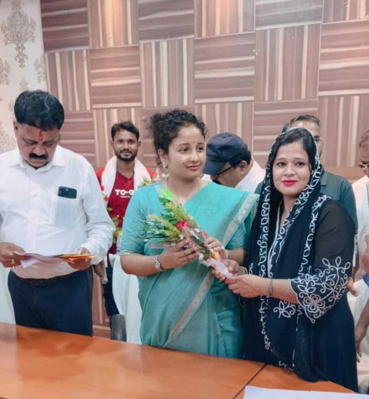 Giridih News :कल्पना सोरेन से मिलीं झामुमो नेत्री, कराया क्षेत्र की समस्याओं से अवगत