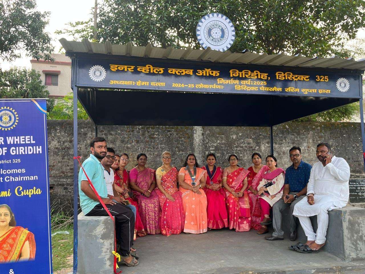 Giridih News :इनरव्हील क्लब ने ओंकारेश्वर मंदिर के पास कराया यात्री शेड का निर्माण