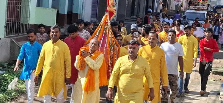 Giridih News :गाजे-बाजे के साथ निकली मां दुर्गा की पालकी