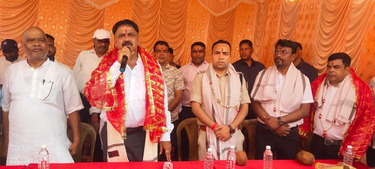Giridih News :नगर विकास मंत्री पहुंचे पीरटांड़, माता का किया दर्शन