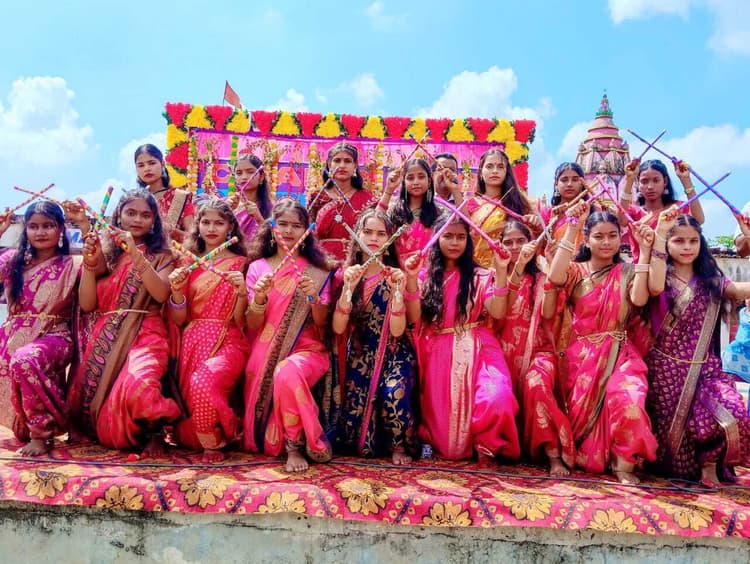 Giridih News :खोरीमहुआ में डांडिया,छात्राओं ने बांधा समा