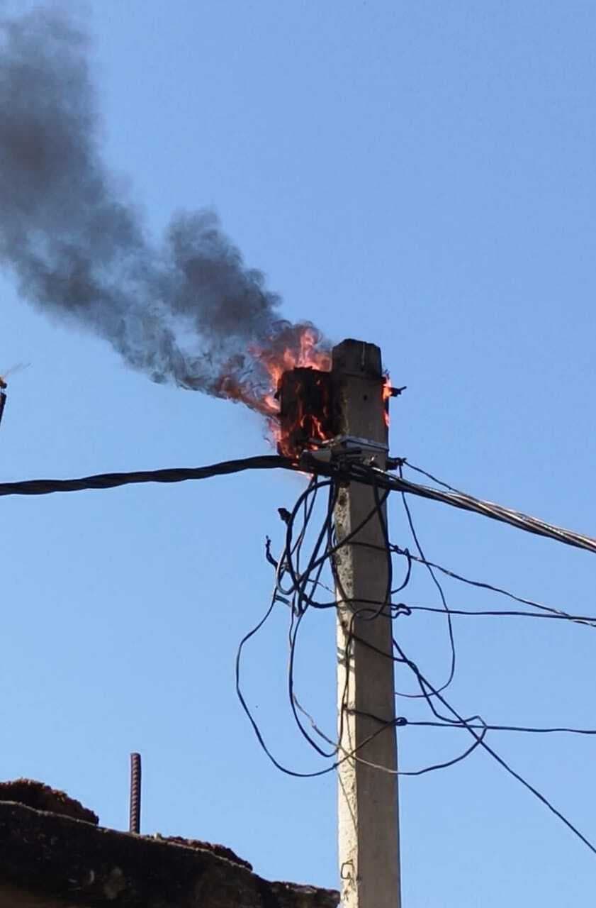 बिजली पोल के कनेक्शन बॉक्स में लगी आग