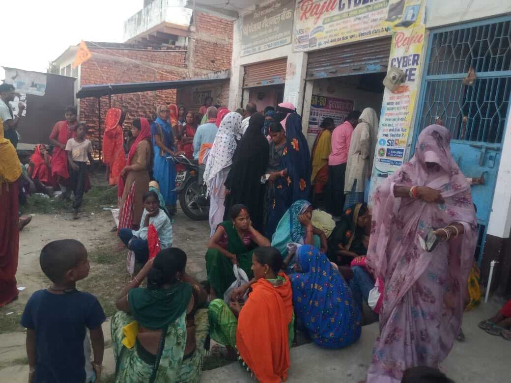 खातों में रुपये आने के बाद बैंकों में महिलाओं की उमड़ रही भीड़