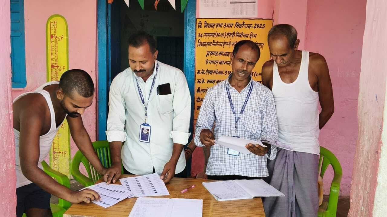 प्राथमिक विद्यालय गोबरछ के बूथों पर प्रकाशित हुई मतदाता सूची