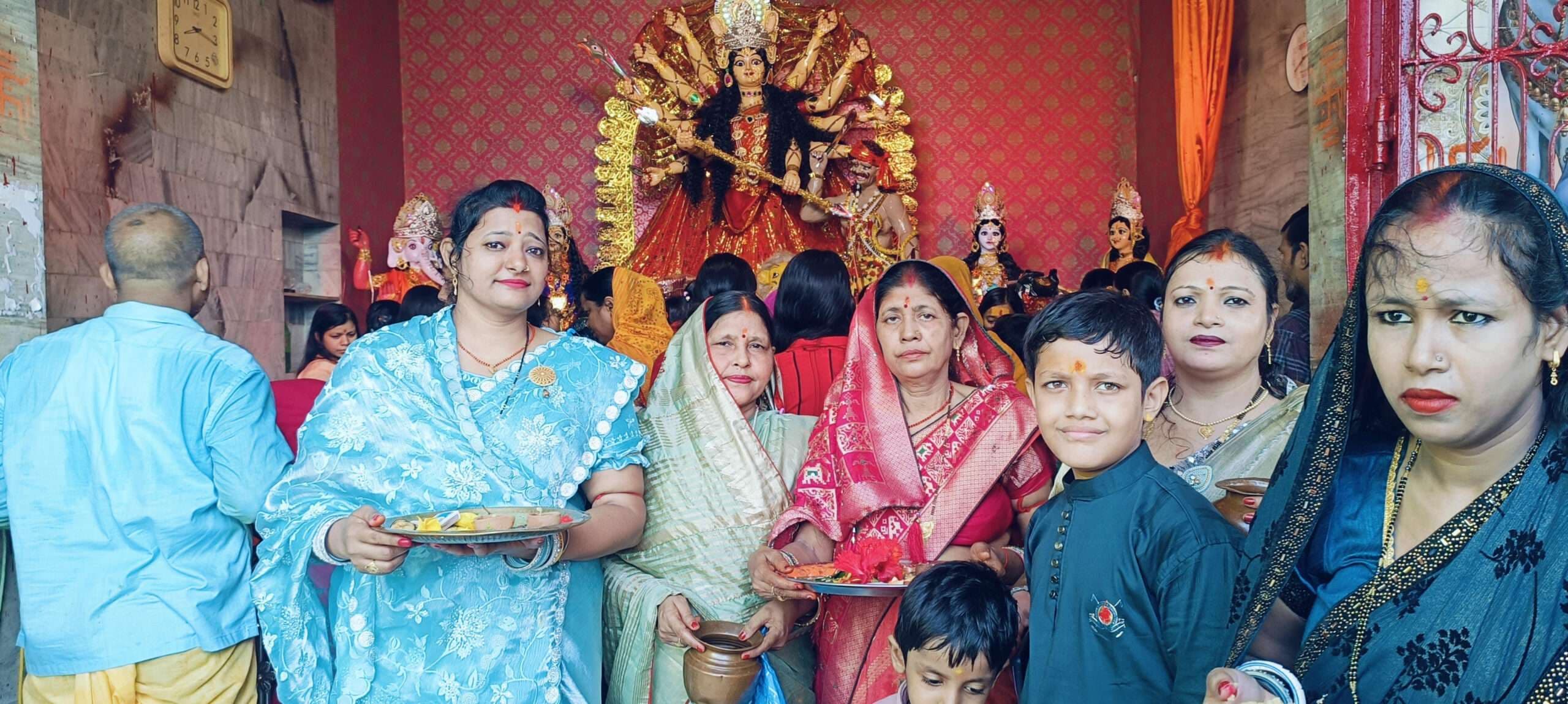 माता के दर्शन के लिए उत्सुक दिखे श्रद्धालु