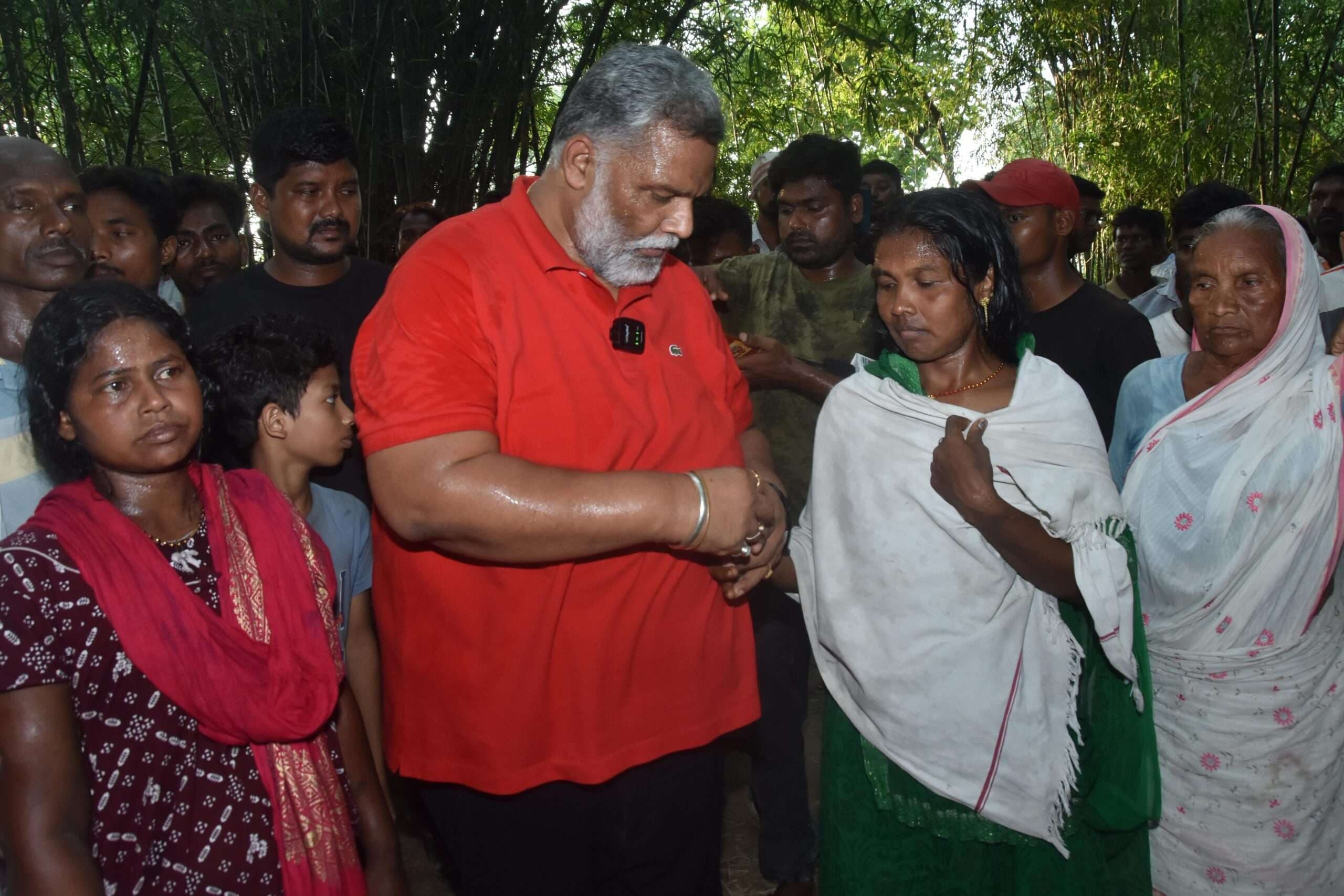 सांसद ने की शोकाकुल परिवारों को 10-10 हजार रुपये की मदद