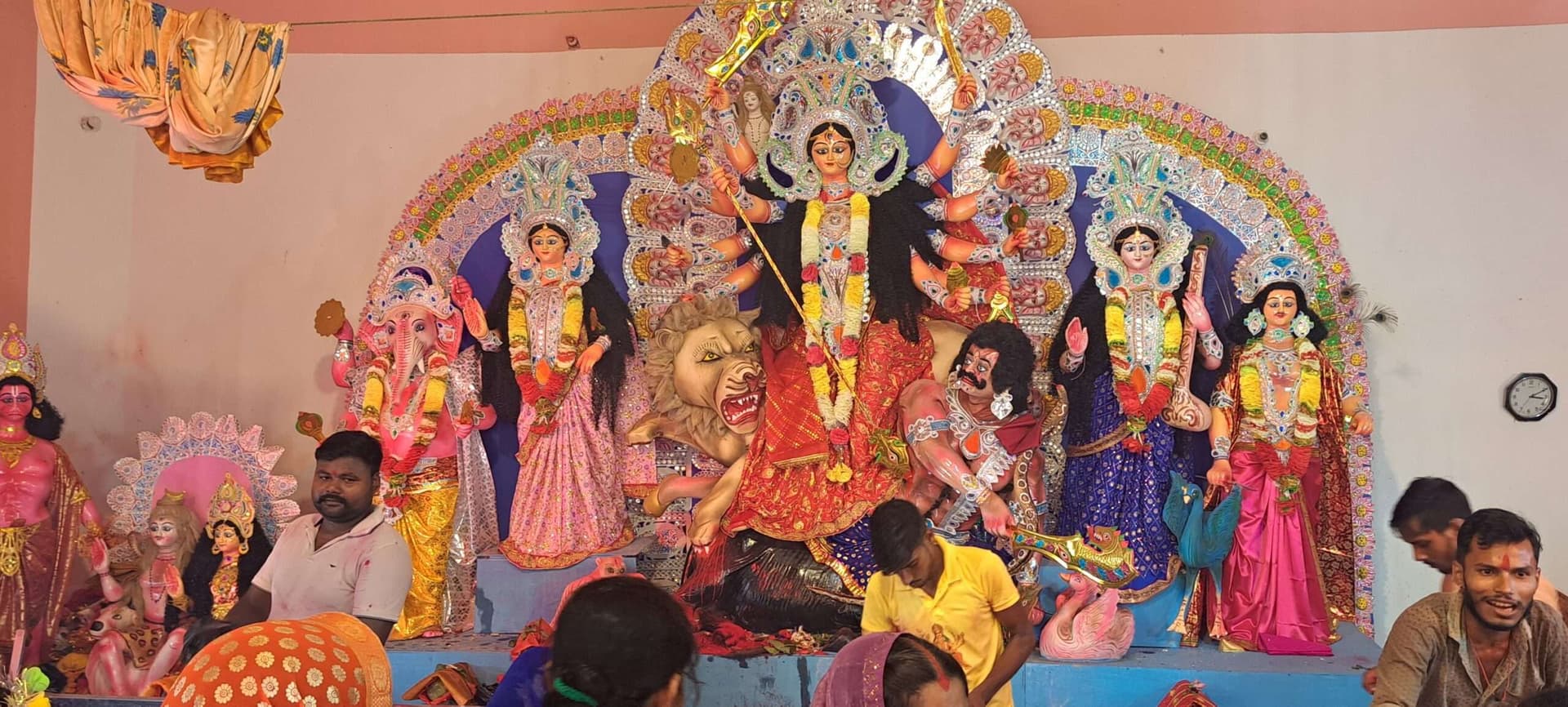 पट खुलते ही श्रद्धालुओं की उमड़ी भीड़, महाअष्टमी को मंदिरों में दिन भर लगी रही भीड़