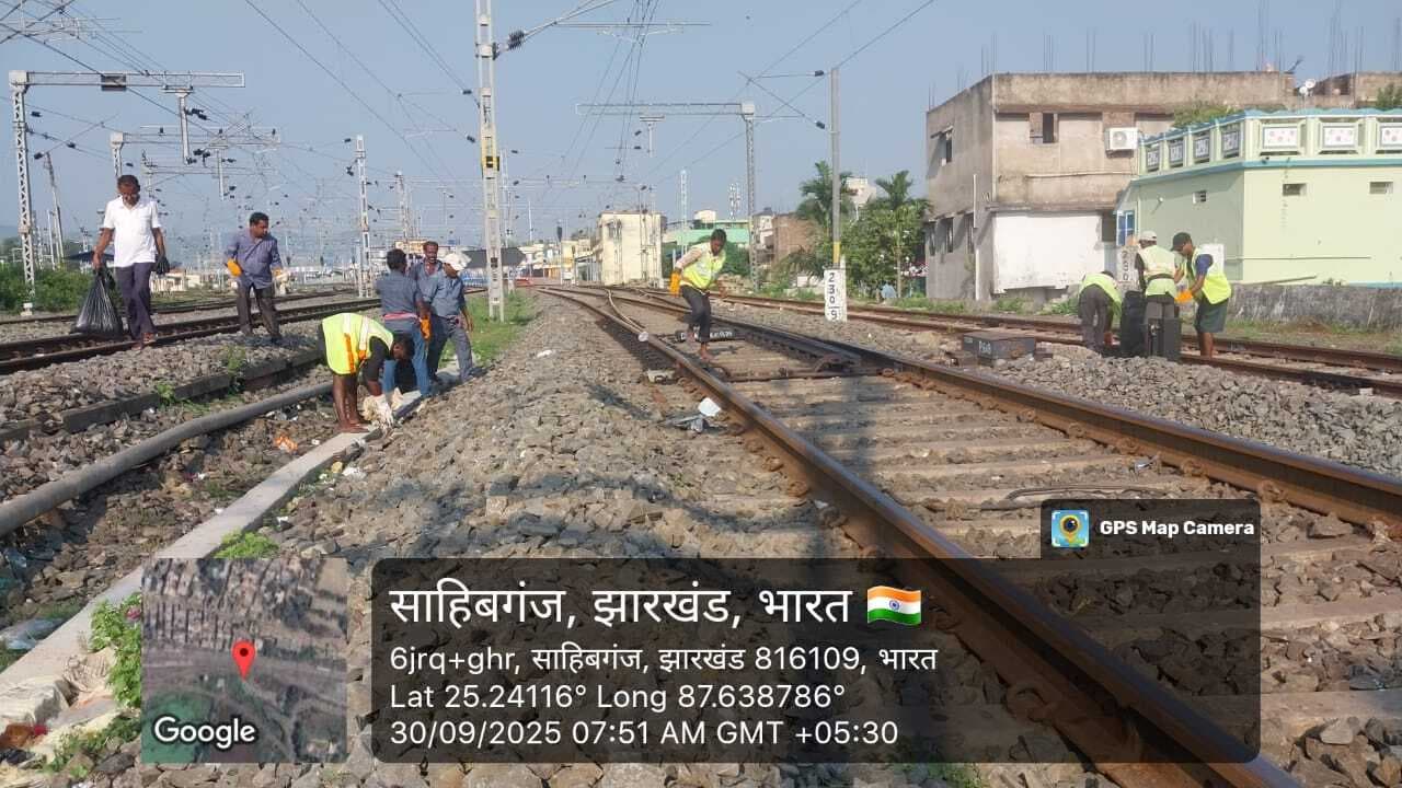 रेलकर्मियों ने की स्टेशन परिसर की सफाई