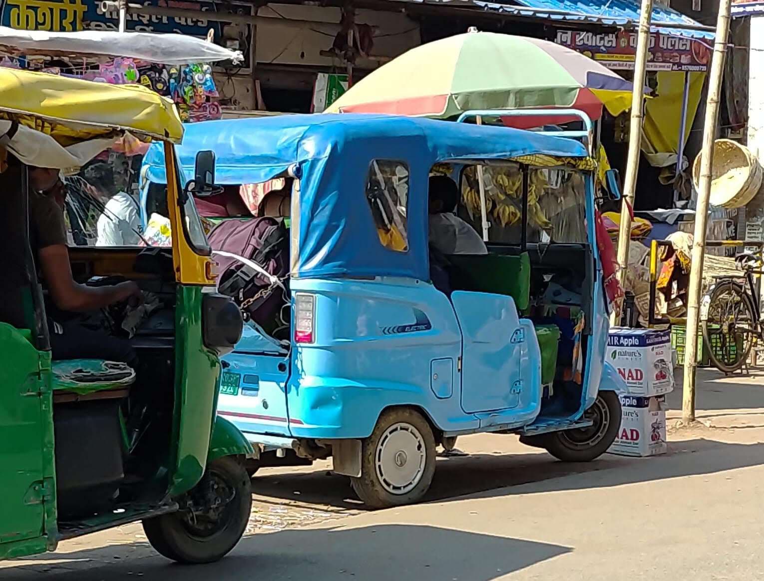 एसडीओ के आदेश की अनदेखी, लोहिया चौक पर खड़े हो रहे ऑटो