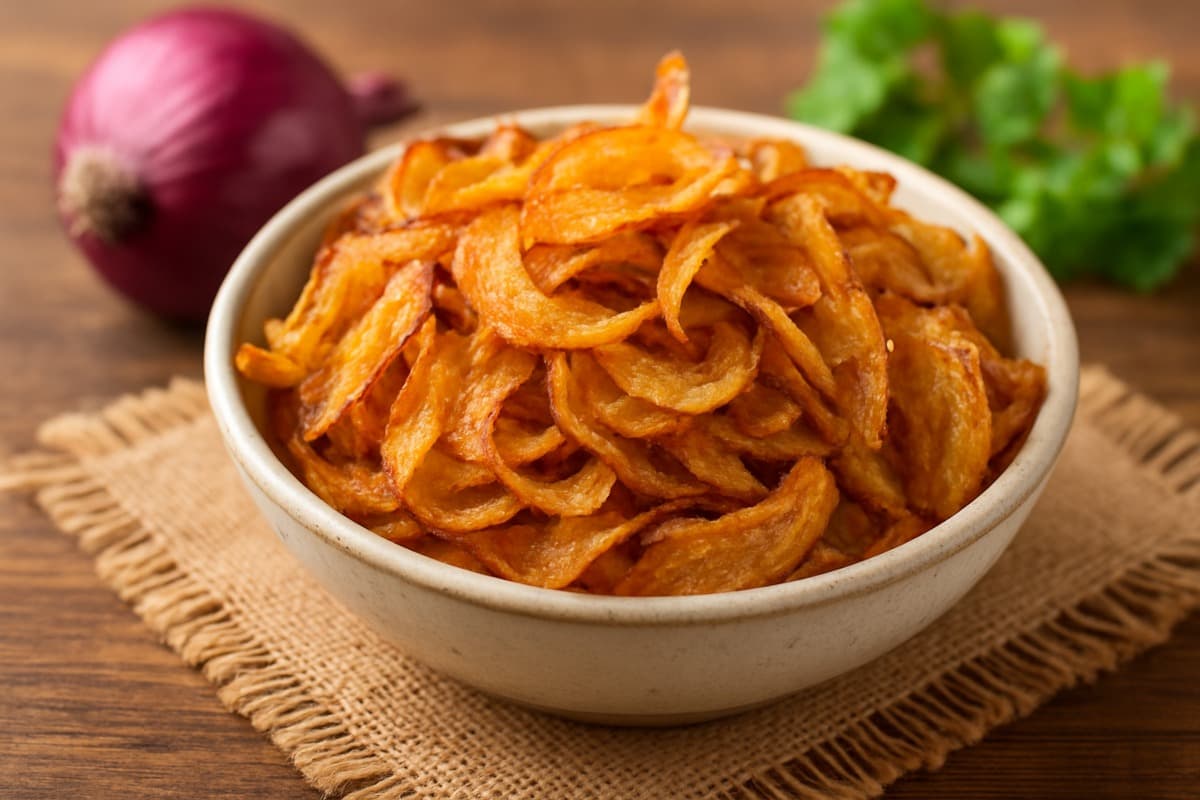 Onion Chips Recipe: ऑइल और प्रिजर्वेटिव्स से भरे पैक्ड चिप्स को दोबारा खरीदने की न करें गलती, घर पर बनाएं बच्चों की फेवरेट क्रिस्पी अनियन चिप्स
