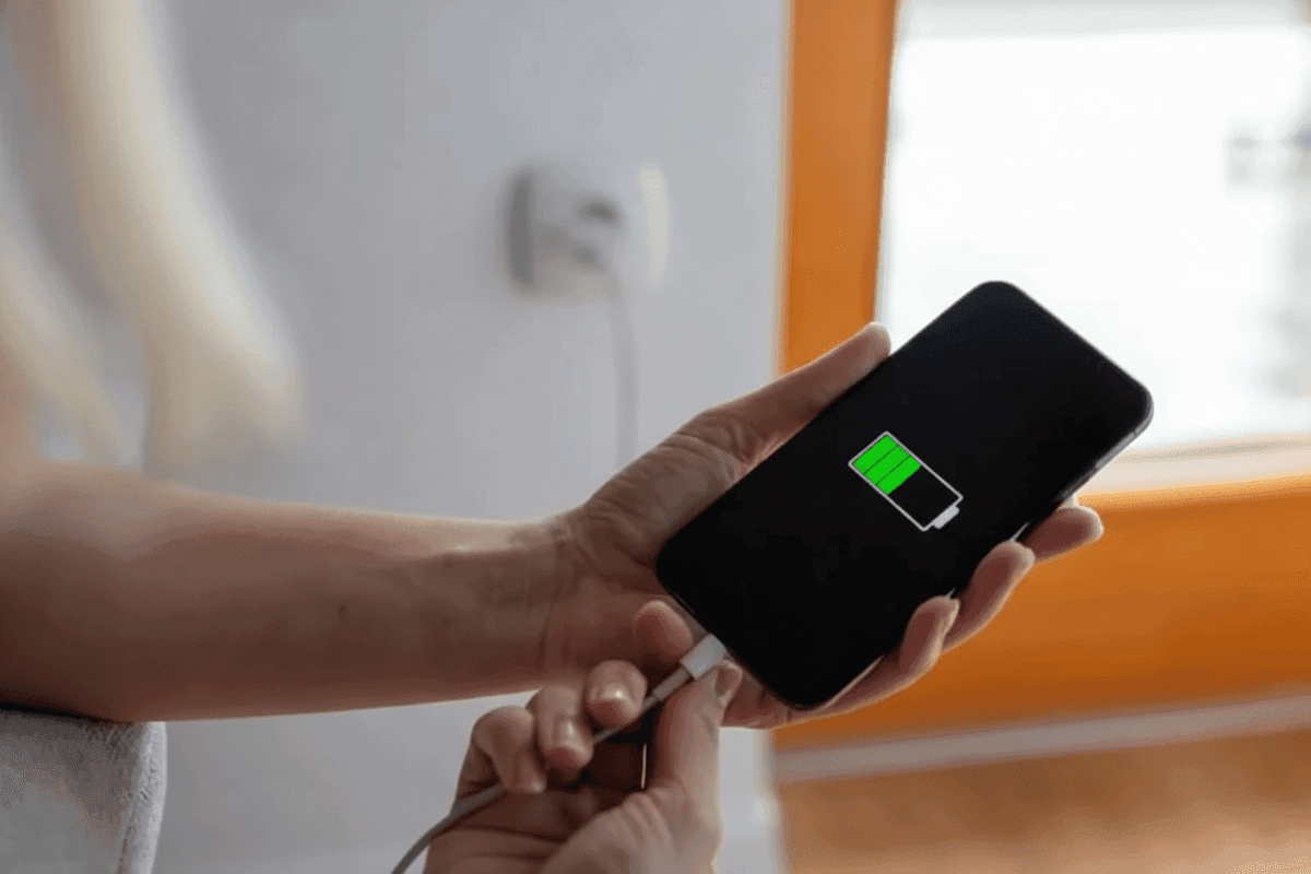 फोन को हमेशा 100% चार्ज करना पड़ सकता है भारी, बैटरी बचाने के लिए आज से ही अपनाएं ये आदतें