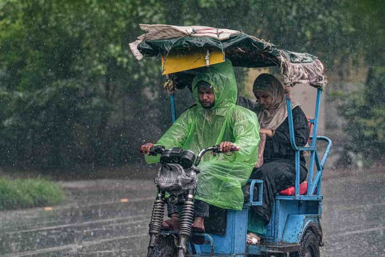 Aaj ka Mausam : बंगाल की खाड़ी में लो प्रेशर, इन राज्यों में होगी भारी बारिश, आया IMD का अलर्ट