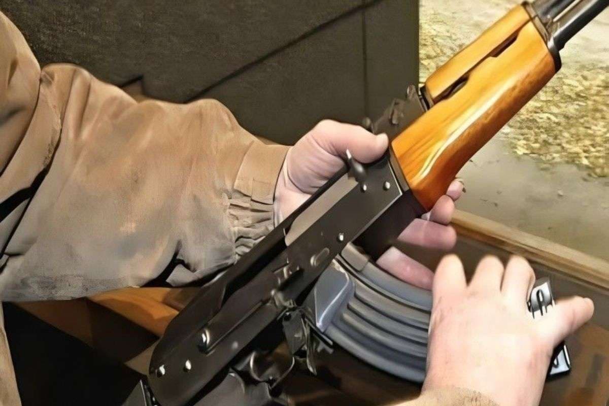 Siwan News: कुख्यात रईस गैंग के घर तलाशी में AK-47 समेत भारी मात्रा में हथियार बरामद, सीवन पुलिस की बड़ी कारवाई