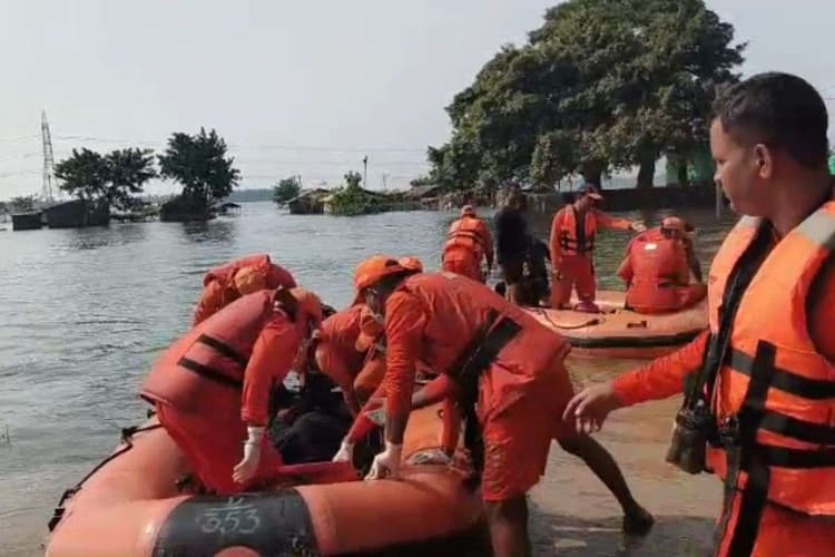 Bihar News: मोतिहारी में बड़ा हादसा, सिकरहना नदी में पलटी नाव, 3 की मौत