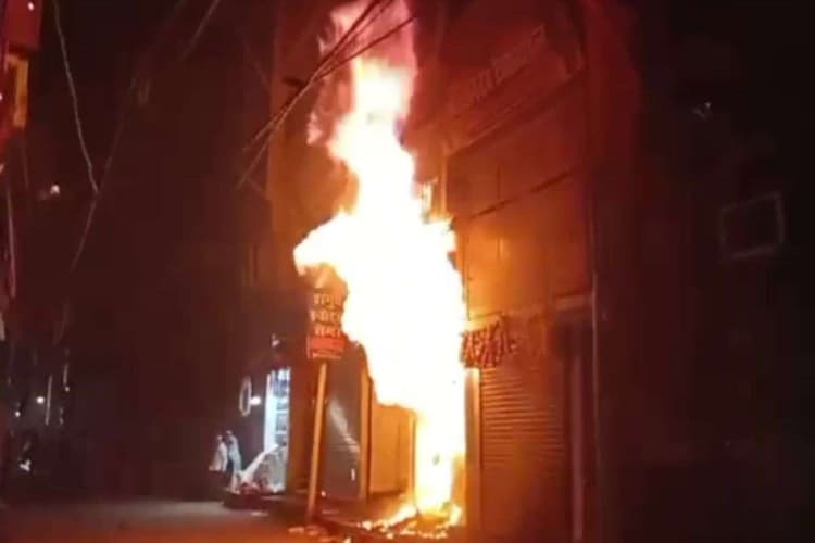 Bihar News: बिहार में विस्फोट के बाद दुकान में भयावह आग, जलकर राख हुआ 50 लाख का सामान