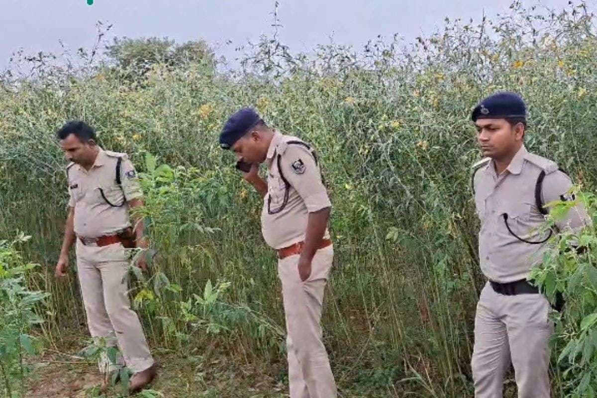 Bihar Crime: рд╕рд┐рд╡рд╛рди рдореЗрдВ рдПрдПрд╕рдЖрдИ рдХреА рдЧрд▓рд╛ рд░реЗрдд рдХрд░ рд╣рддреНрдпрд╛, рдЦреЗрдд рд╕реЗ рдмрд░рд╛рдордж рд╣реБрдЖ рд╢рд╡