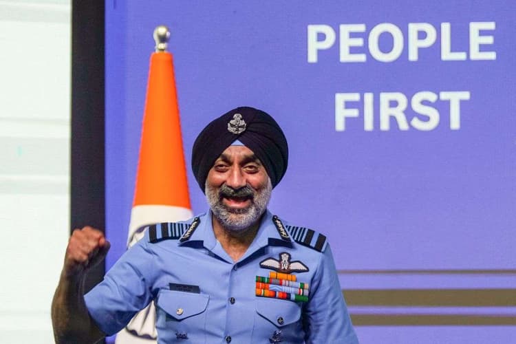 Operation Sindoor: ऑपरेशन सिंदूर में भारत ने पाकिस्तान के 12-13 एयरक्राफ्ट मार गिराए, एयर चीफ मार्शल बोले- 300 KM अंदर घुसकर मारा