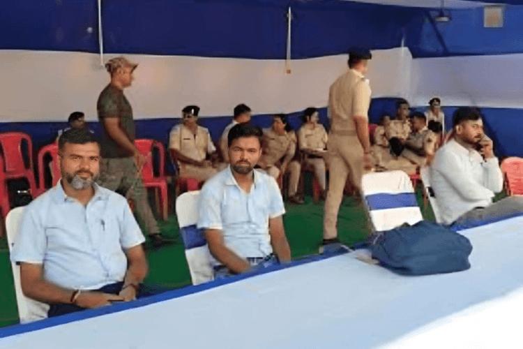 Bihar Election 2025 : राजनीतिक दलों की सूची और शुभ मुहूर्त के इंतजार में, नामांकन के पहले दिन नहीं भरा गया एक भी पर्चा