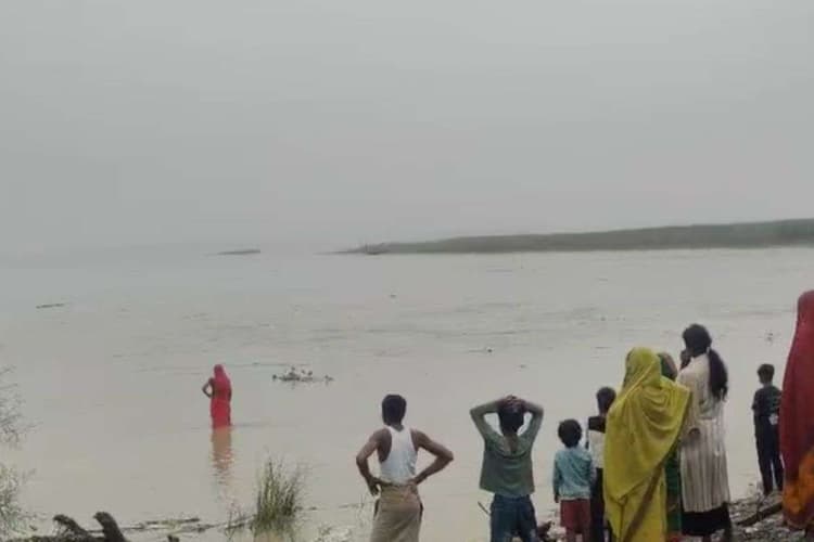 Photos: बिहार के इस जिले में कोसी के कहर ने बढ़ाई टेंशन, रूह कंपाने वाली देखिये तस्वीरें