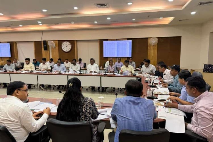 लापरवाही नहीं चलेगी! मंत्री चमरा लिंडा ने अधिकारियों को चेताया, स्कॉलरशिप पर दिया बड़ा बयान