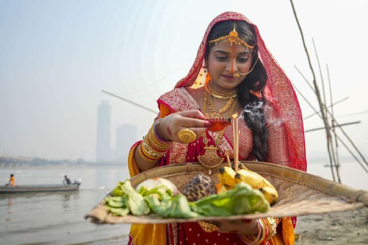 Chhath Pooja Geet: छठ गीतों में गूंजा समाज का दर्द, लोकगायिकाओं ने दी समाज के नई चेतना की आवाज