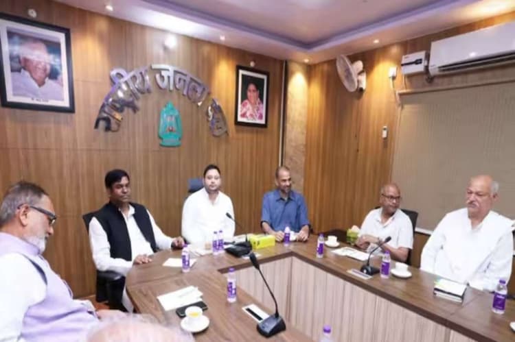 Bihar Election 2025: पटना से दिल्ली शिफ्ट हुए नेता, शाम तक सीट शेयरिंग पर बात बनने की उम्मीद
