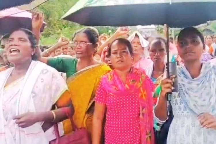 सिमडेगा में नकाबपोश बदमाशों ने 2 कैथोलिक पादरियों पर किया हमला, चर्च में लूट से आक्रोश, रोड जाम