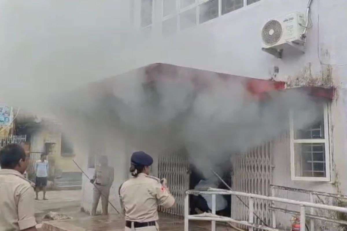 बेतिया के मुख्य पोस्ट ऑफिस में आग, धूं धूं कर जले कागजात व फर्नीचर