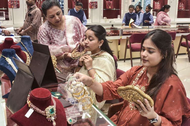 Gold Price Today : धनतेरस के दिन किस भाव में मिल रहा है सोना, जान लें लेटेस्ट रेट