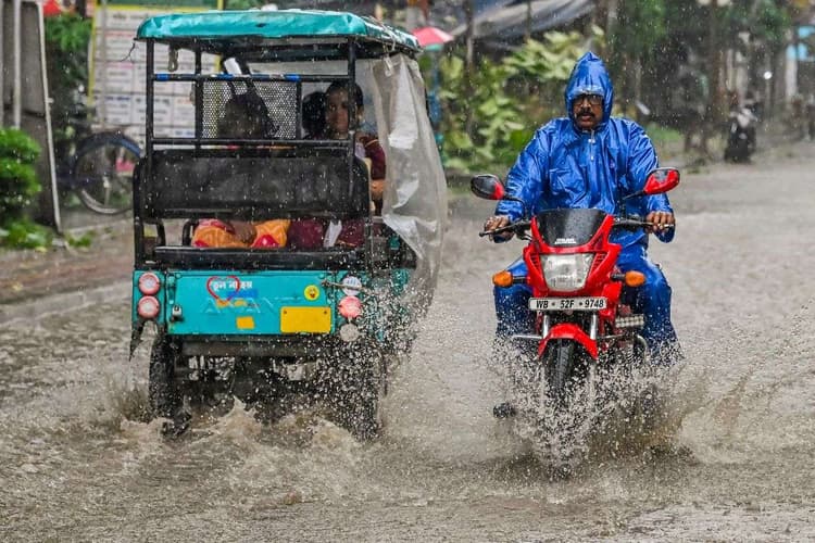 Heavy Rain Alert: अगले 24 घंटे बंगाल में मचेगी तबाही? भारी से अत्यधिक भारी बारिश की चेतावनी, रेड अलर्ट जारी