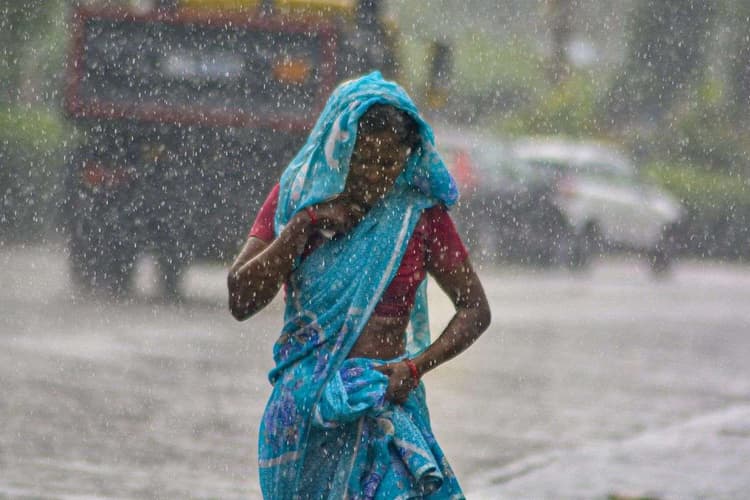 Heavy Rain Alert: 30 और 31 अक्टूबर, 1 और 2 नवंबर को भारी बारिश की संभावना, आंधी-तूफान का अलर्ट