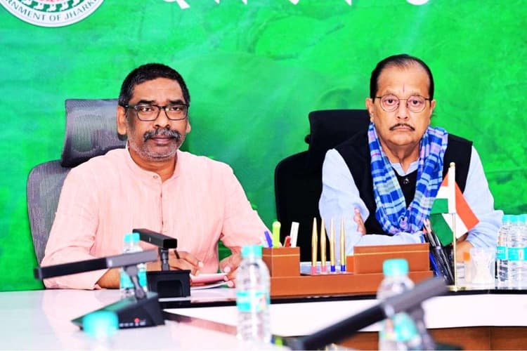 शहीदों के बच्चों के लिए रांची में खुलेगा आवासीय विद्यालय, हेमंत सोरेन ने सुनील और संतन के परिजनों को दिये 1-1 करोड़