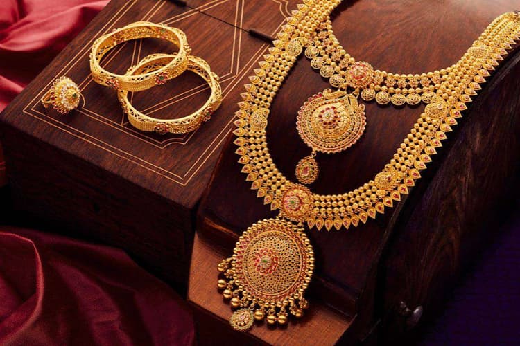 Gold and Silver Jewellery Cleaning Tips: घर बैठे चमकाएं सोने-चांदी के जेवर, बस इन 3 चीजों से लौट आएगी पहले जैसी चमक