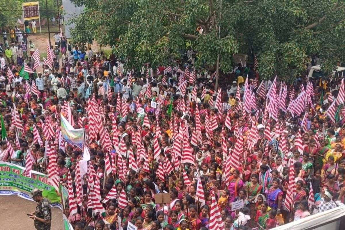 कुड़मी को ST सूची में शामिल करने की मांग का विरोध उग्र, हजारों आदिवासियों ने राष्ट्रपति के नाम सौंपा ज्ञापन