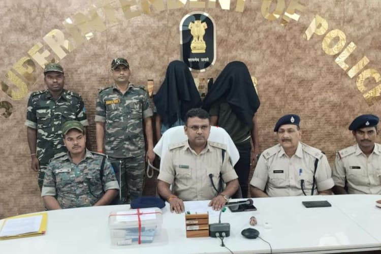 राहुल दुबे गैंग पर लातेहार पुलिस का शिकंजा, हथियारों और बम के साथ दो अपराधी गिरफ्तार