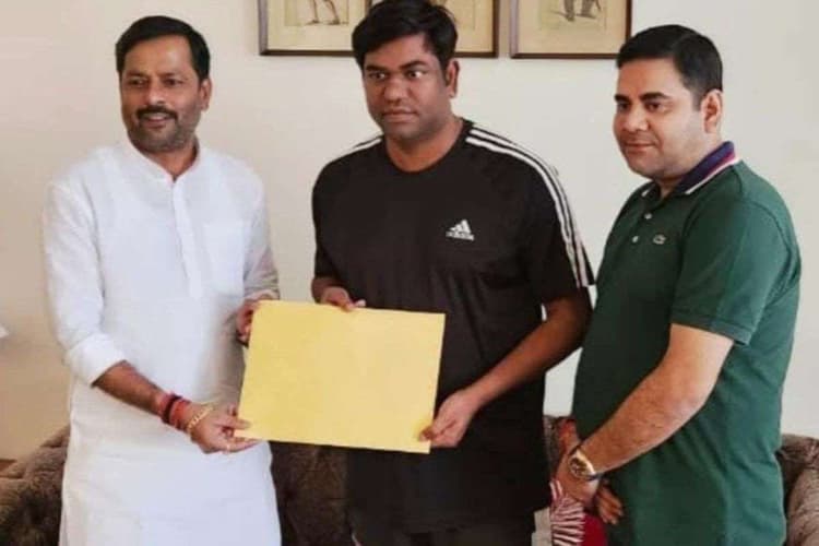 महागठबंधन में फंसे पेंच के बीच मुकेश सहनी का बड़ा एलान, इस सीट से उम्मीदवार किया घोषित