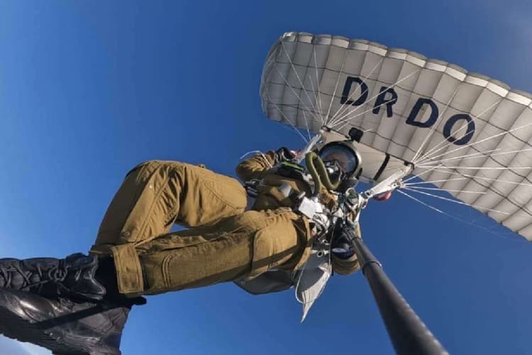 Military Combat Parachute System : खतरनाक परिस्थितियों में भी सुरक्षित ऑपरेशन संभव, जान लें सैन्य लड़ाकू पैराशूट की खासियत