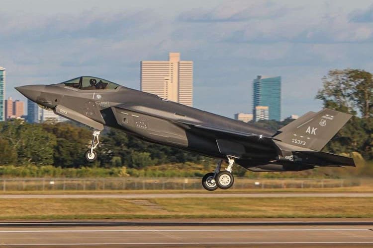 रूस के नजदीक ब्रिटेन-अमेरिका का ‘आसमानी गदर’, 12 घंटे तक गूंजते रहे फाइटर जेट, नाटो ने दिखाया पावर शो!