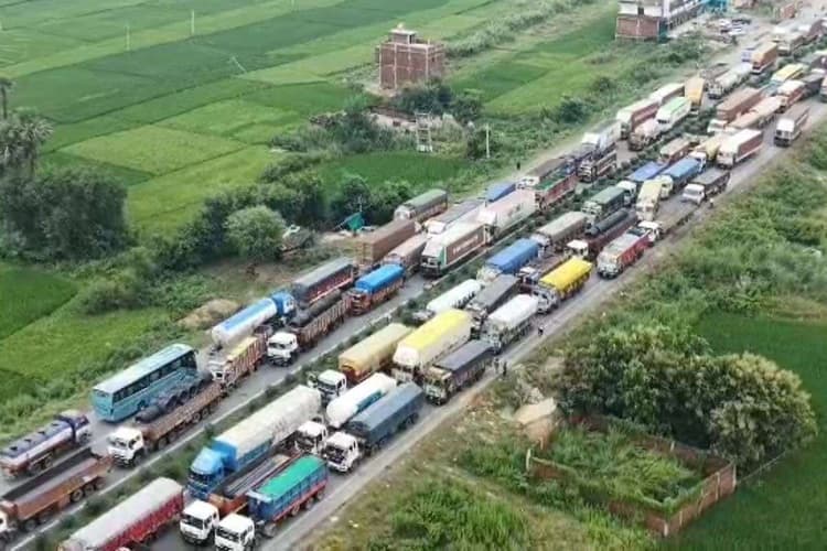 राष्ट्रीय राजमार्ग-19 पर अब भी जाम, पांच दिनों से ट्रैफिक ठप, भूखे-प्यासे परेशान ट्रक ड्राइवर और राहगीर