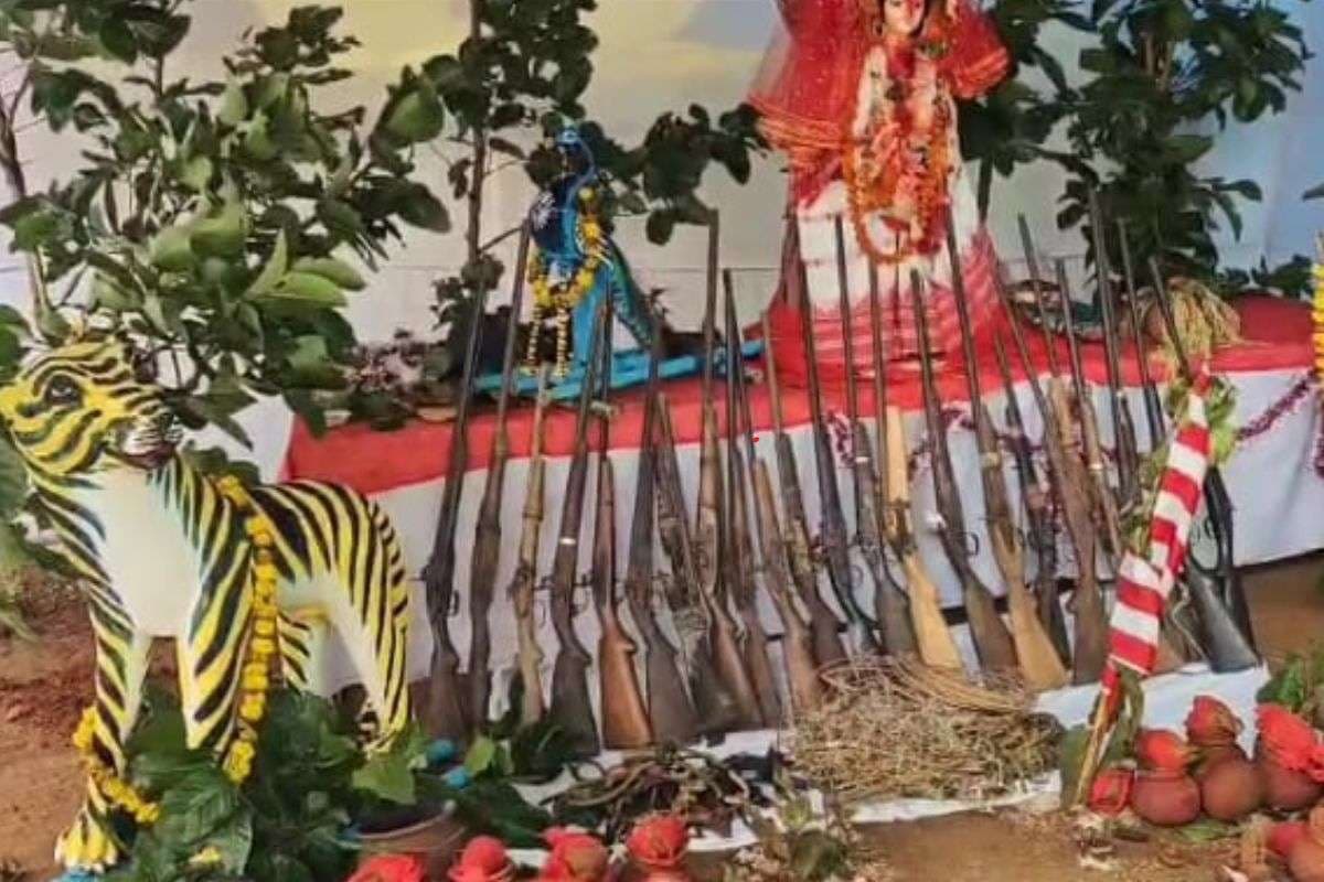 पलामू टाइगर रिजर्व में पहली बार ऐतिहासिक वन्य प्राणी सप्ताह, ग्रामीणों ने देवी के नाम समर्पित किए हथियार