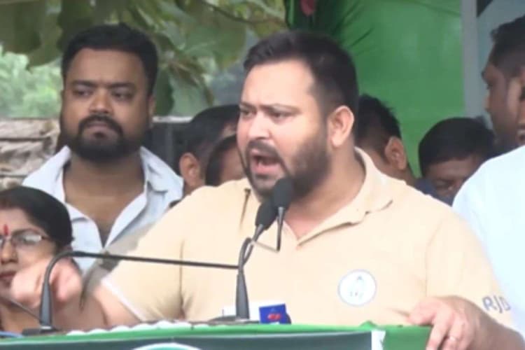 Mokama : लालू यादव के पूर्व करीबी की हत्या पर बरसे तेजस्वी, बोले आचार संहिता लगी है और लोग हथियार लेकर घूम रहे